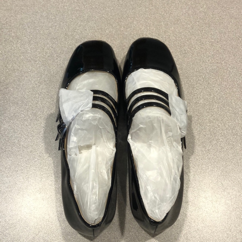 Nine West Mary Jane patent leather black flats, size 6.5. New in box never worn.